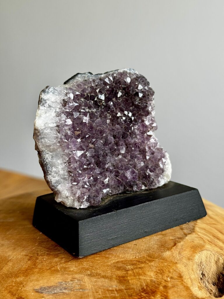 Amethist op sokkel