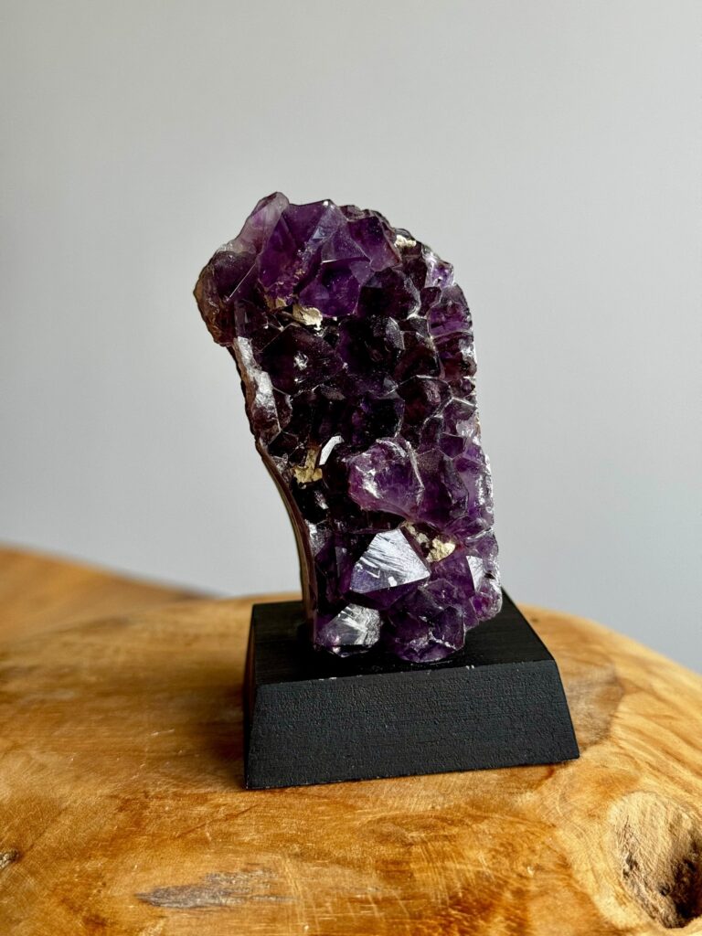 Amethist op sokkel