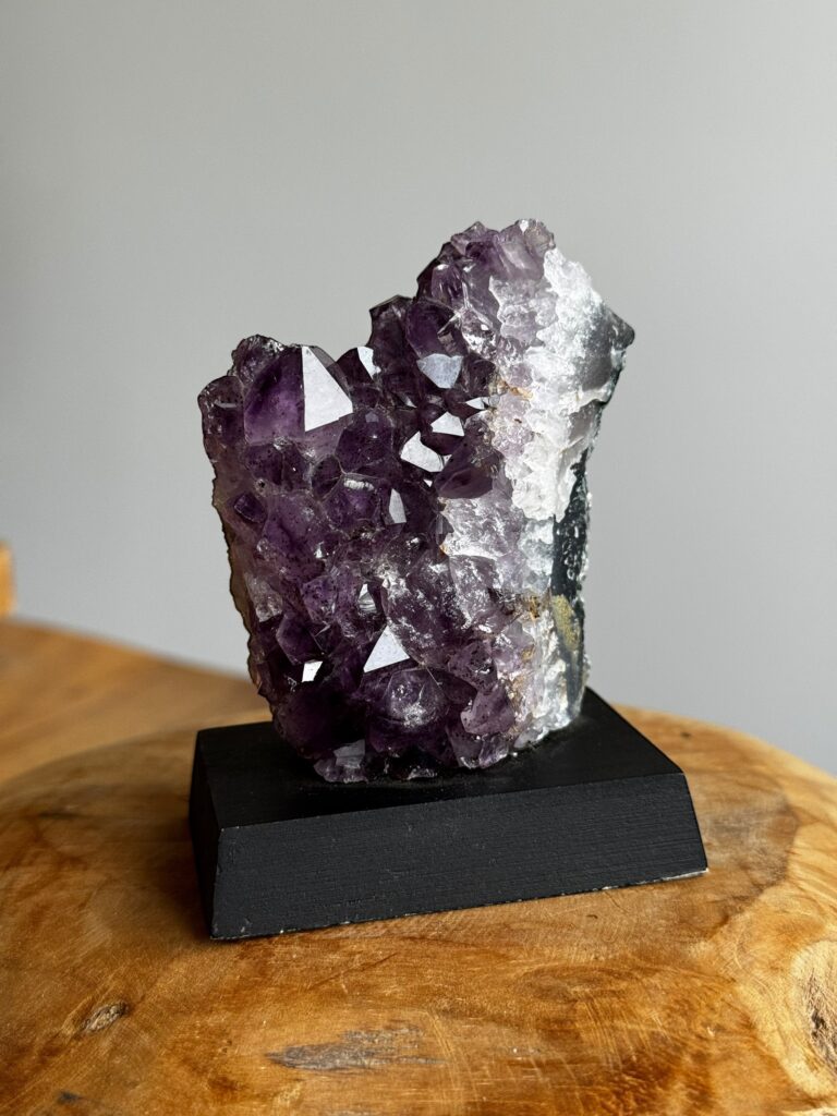Amethist op sokkel